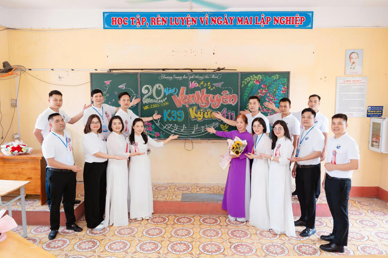 Cô giáo Nguyễn Thị Bình chụp ảnh kỷ niệm cùng các cựu học sinh K39, lớp 12A11 do cô chủ nhiệm.