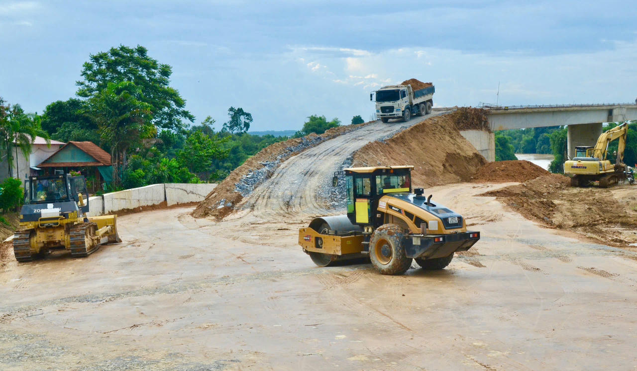 Máy móc, phương tiện được huy động thi công đường dẫn và gia cố taluy hai đầu cầu. Ảnh: Duy Khương.