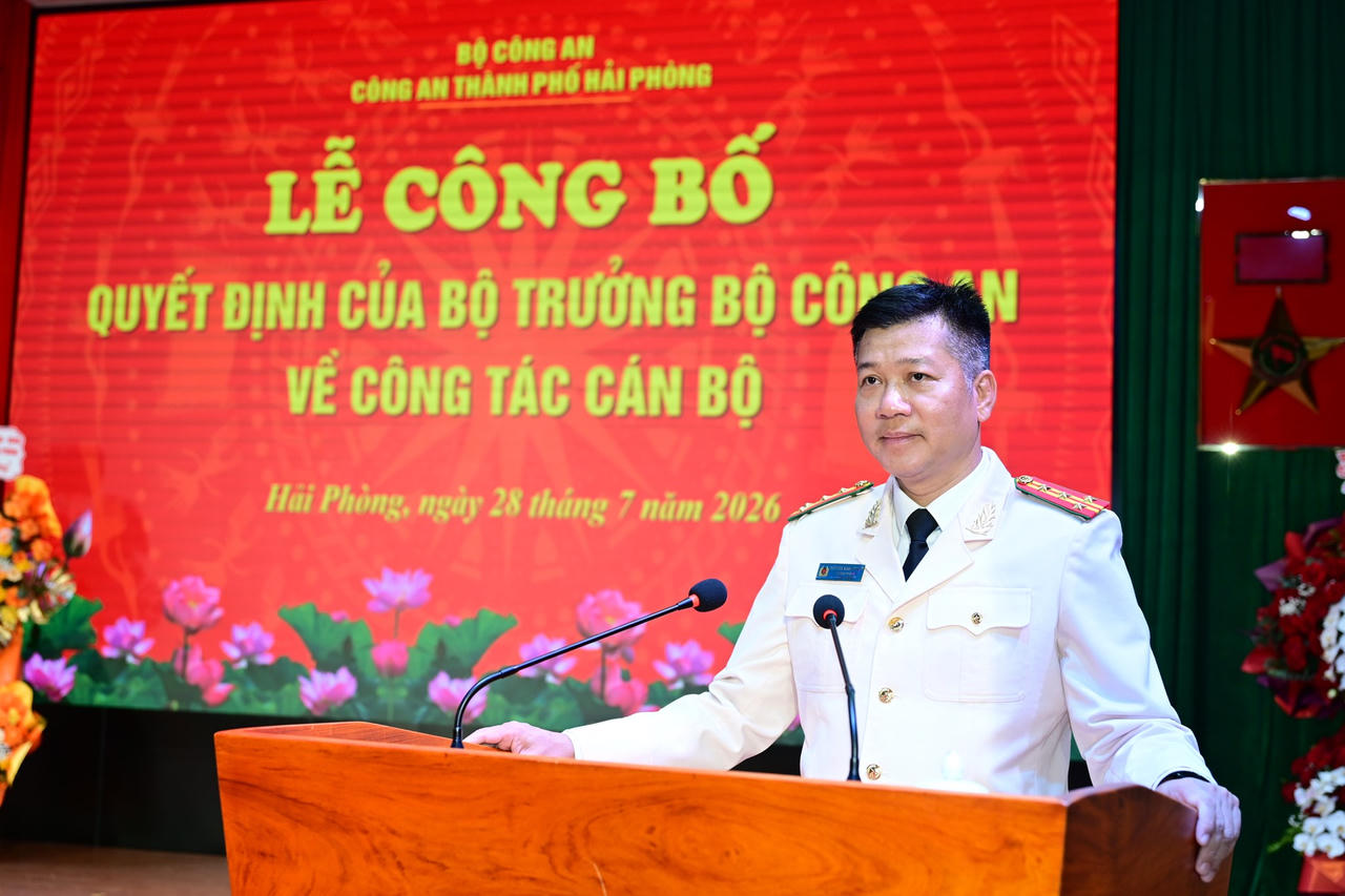 Đại tá Nguyễn Bình Khánh, Phó Giám đốc CATP phát biểu cảm ơn và nhận nhiệm vụ (Ảnh Công an TP)
