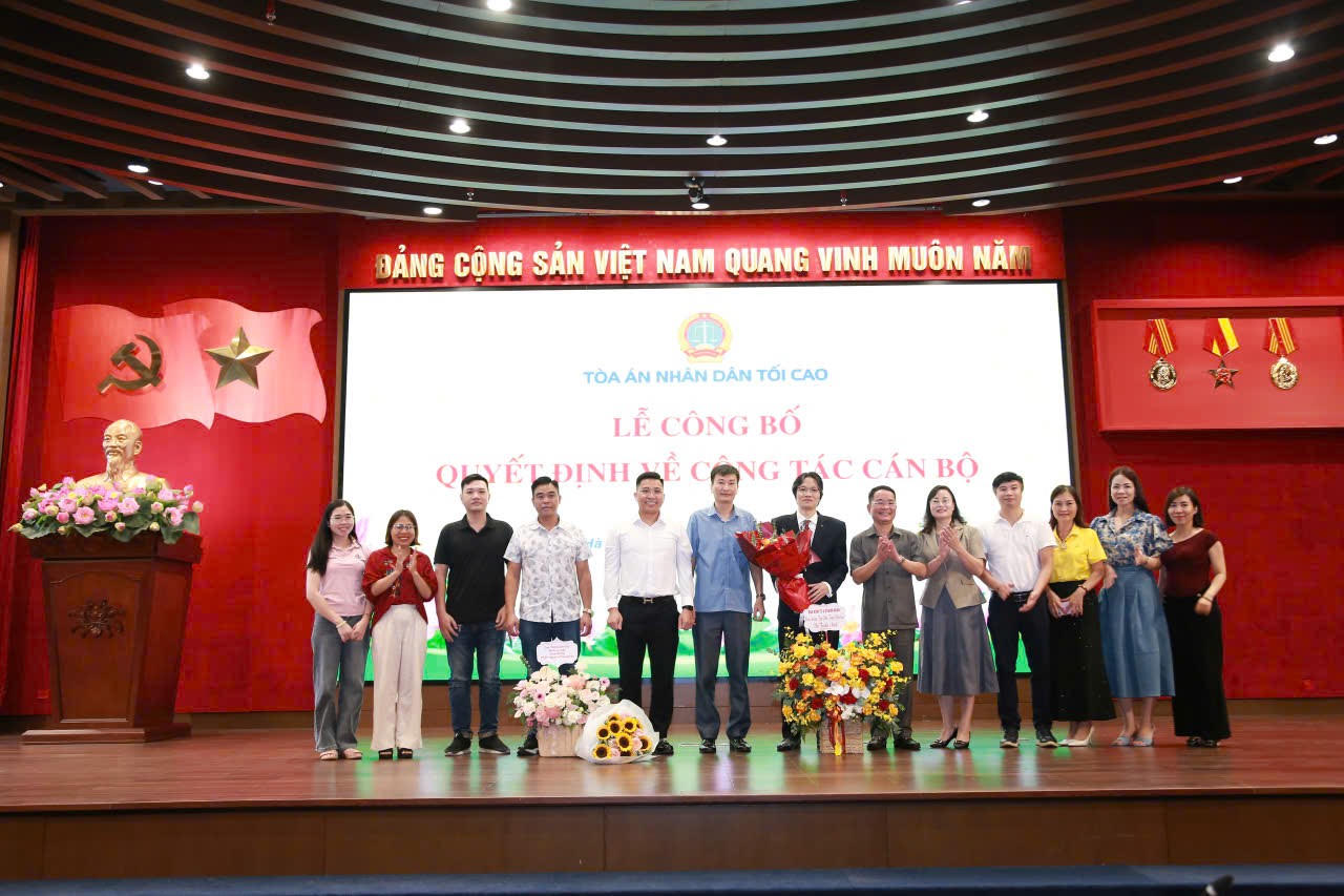 Tổng biên tập báo PLVN Vũ Hoài Nam và Phó Tổng biên tập Vũ Hồng Thúy cùng cán bộ, phóng viên báo PLVN chúc mừng đồng chí Võ Tuấn Anh