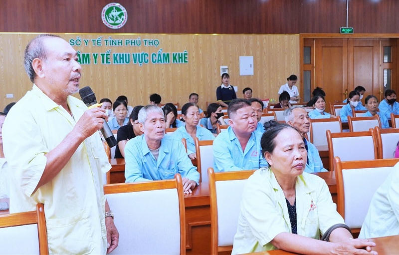 Đại diện người bệnh phát biểu ý kiến tại hội nghị (Ảnh: TTYT Cẩm Khê).