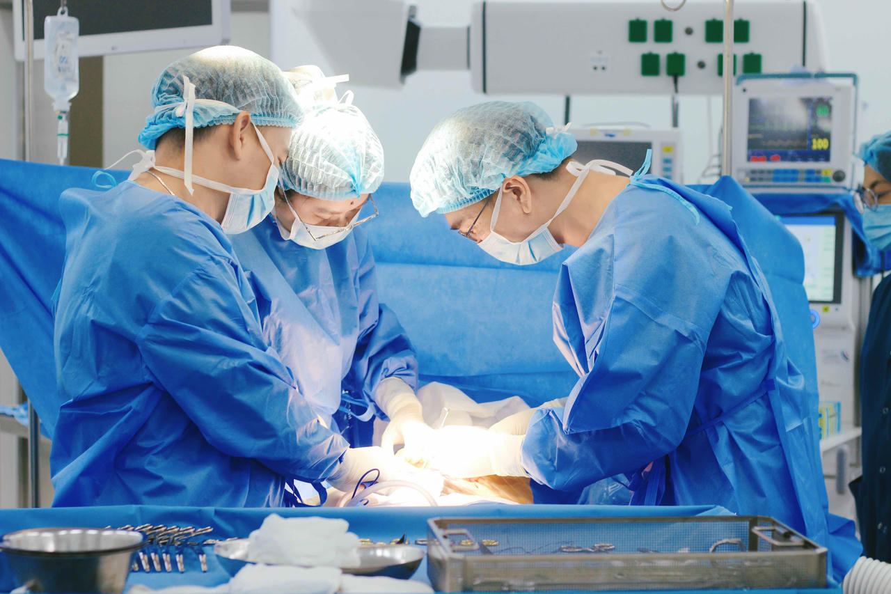 Ê-kíp Vinmec Phú Quốc thực hiện ca phẫu thuật nhiều thách thức. (Ảnh: Vinmec)