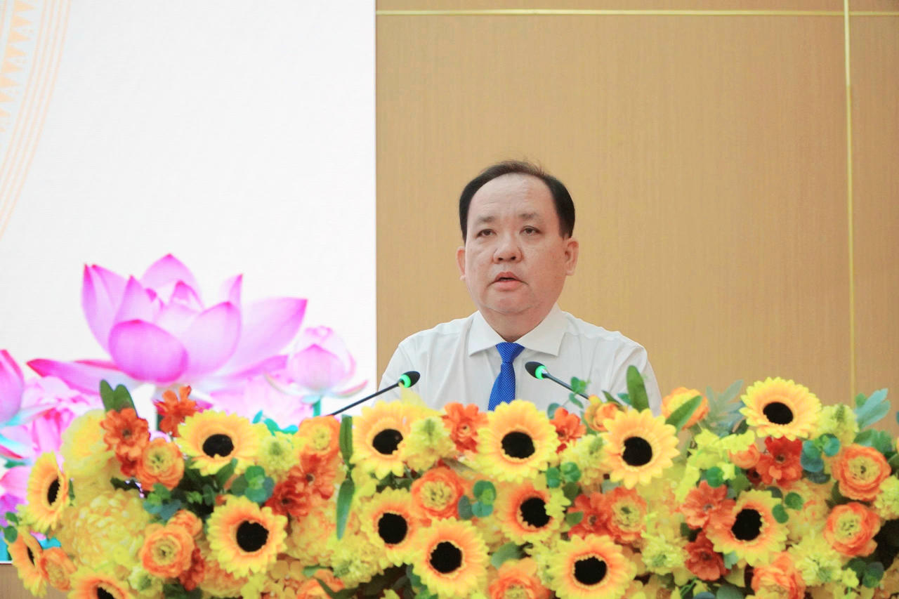 Ông Nguyễn Thanh Phong, Phó Chủ tịch Thường trực UBND tỉnh An Giang báo cáo tại kỳ họp