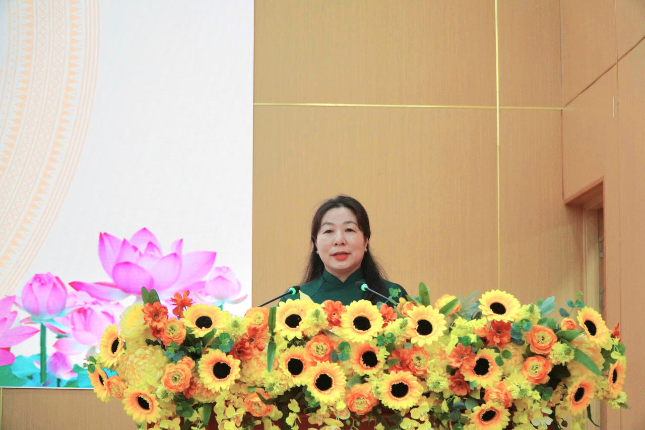 Bà Lê Hồng Thắm, Phó Chủ tịch Thường trực HĐND tỉnh An Giang phát biểu khai mạc kỳ họp