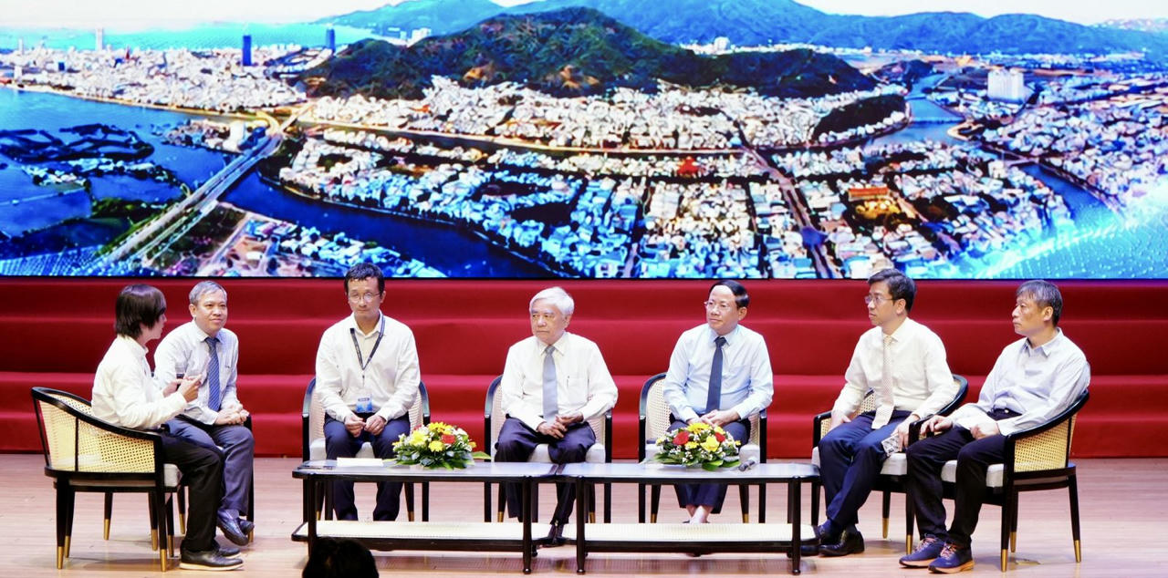 Phiên thảo luận bàn tròn giữa các nhà khoa học, chuyên gia, doanh nghiệp và cơ quan quản lý. (Ảnh: Ngọc Minh)
