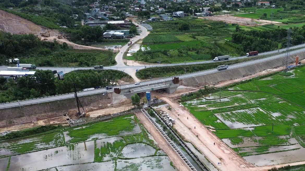 Đề xuất xây cầu vượt tại nút giao với cao tốc Cam Lộ - La Sơn