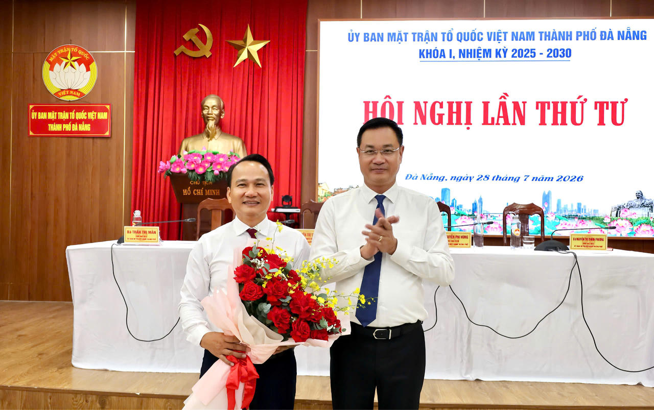 Bí thư Thành ủy Lê Ngọc Quang chúc mừng ông Nguyễn Đình Vĩnh (trang thông tin điện tử Mặt trận)