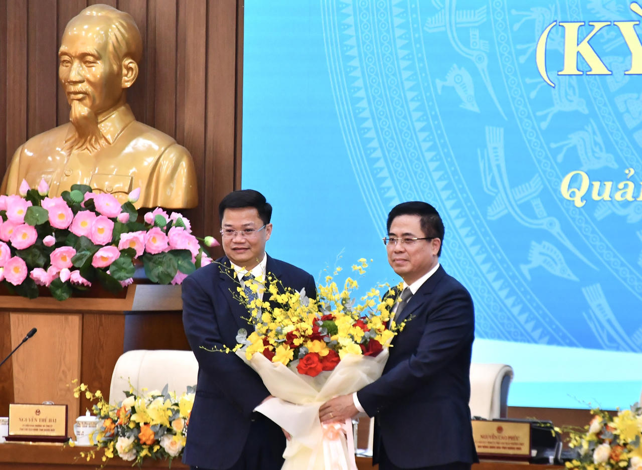 Phó Trưởng ban Chính sách, Chiến lược Trung ương Nguyễn Hoàng Giang chúc mừng Tân Chủ tịch UBND tỉnh Quảng Ngãi Nguyễn Đức Tâm (ảnh Vân Anh)