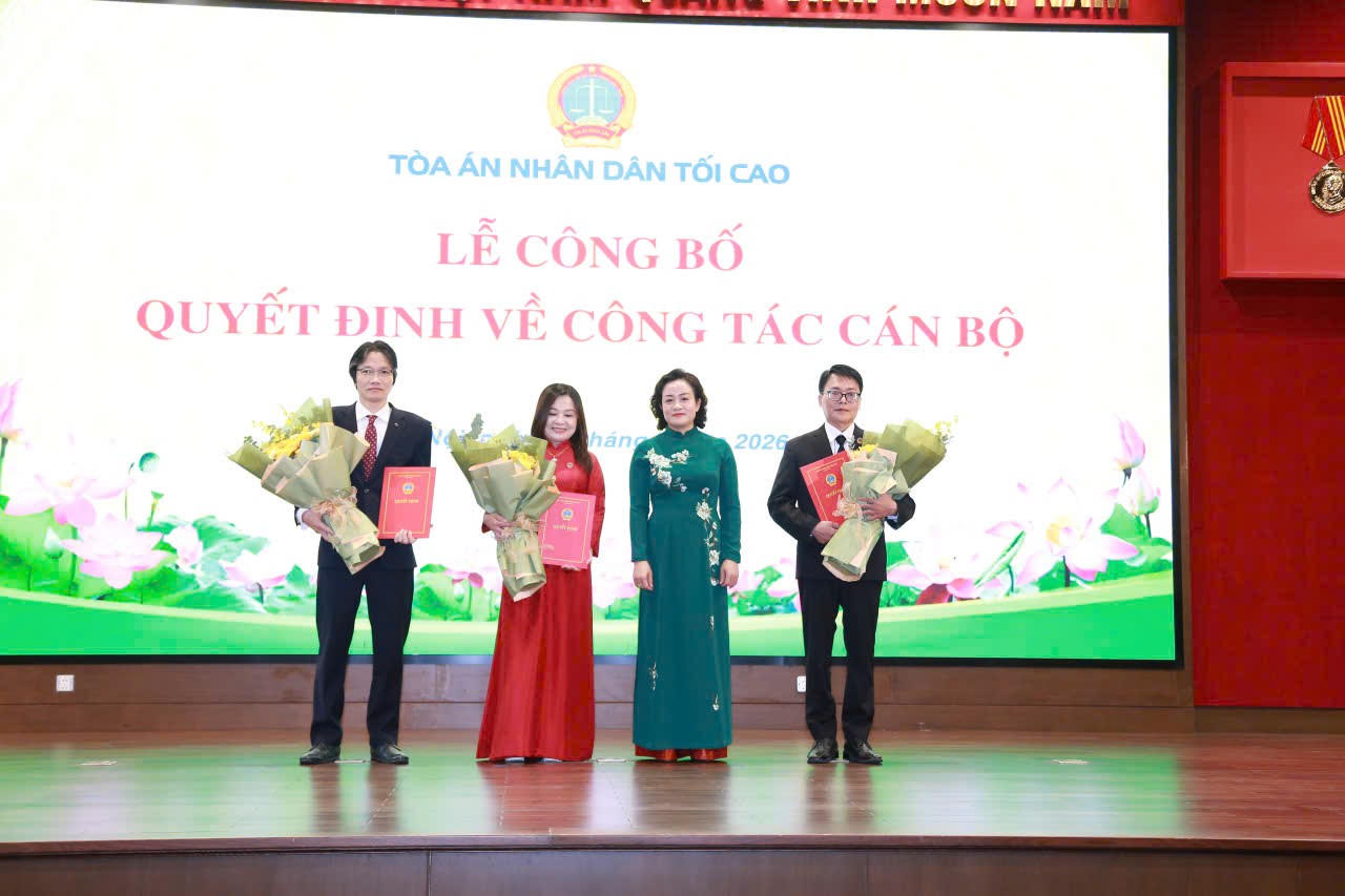 Phó Chánh án TANDTC chúc mừng các đồng chí được bổ nhiệm