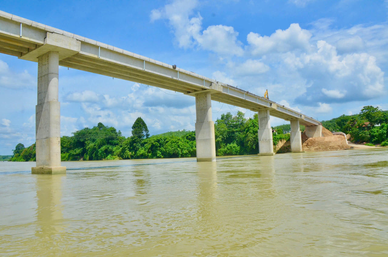Cầu Hiếu Liêm đã cơ bản hoàn thành phần kết cấu chính, nối liền hai bờ sông Đồng Nai. Ảnh: Duy Khương.