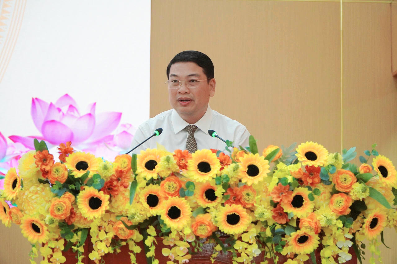 Ông Lê Trung Hồ Phó Chủ tịch UBND tỉnh An Giang báo cáo tại kỳ họp thứ 4.