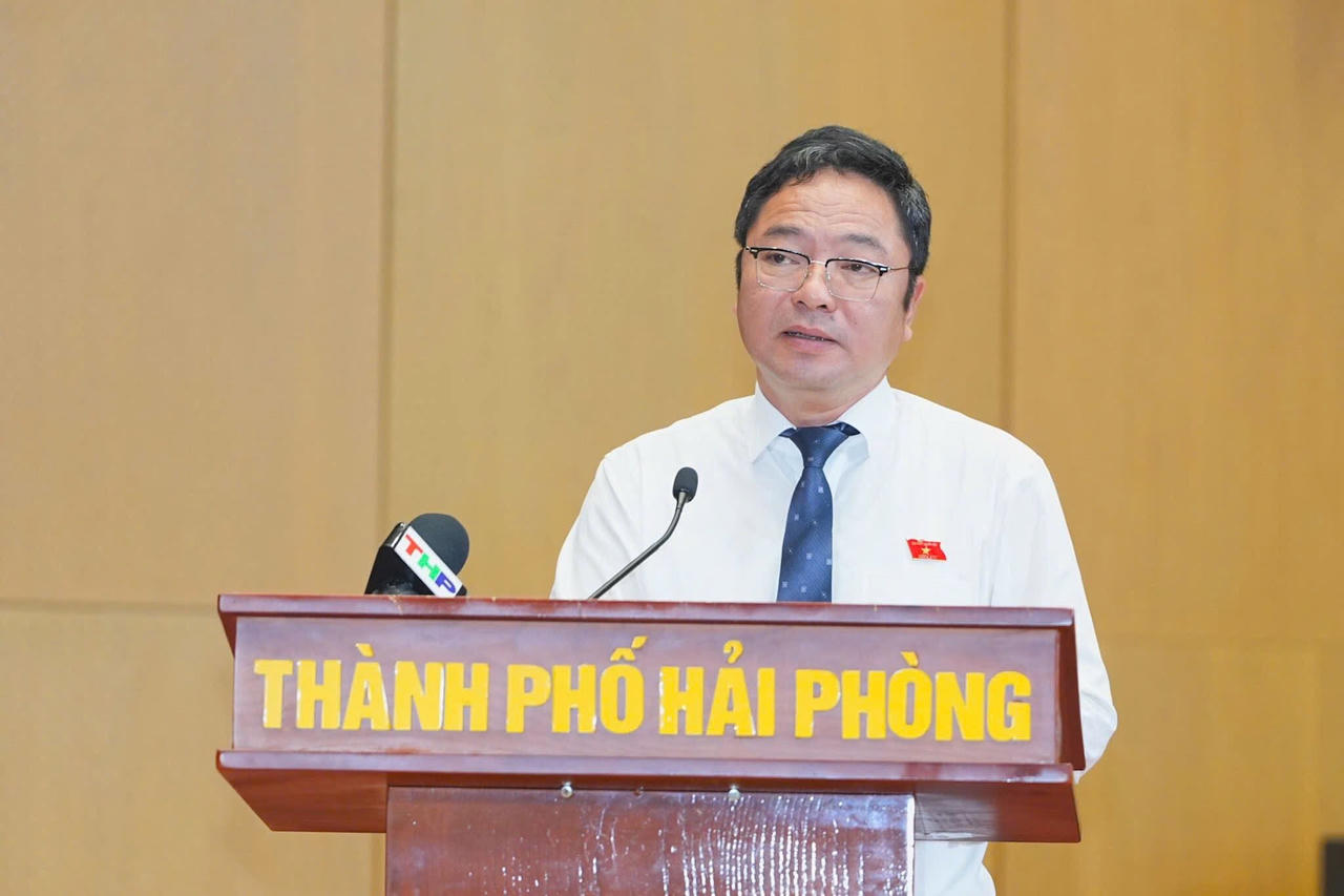 Giám đốc Sở Văn hóa, Thể thao và Du lịch Nguyễn Thành Trung trả lời chất vấn.(Ảnh ĐT)
