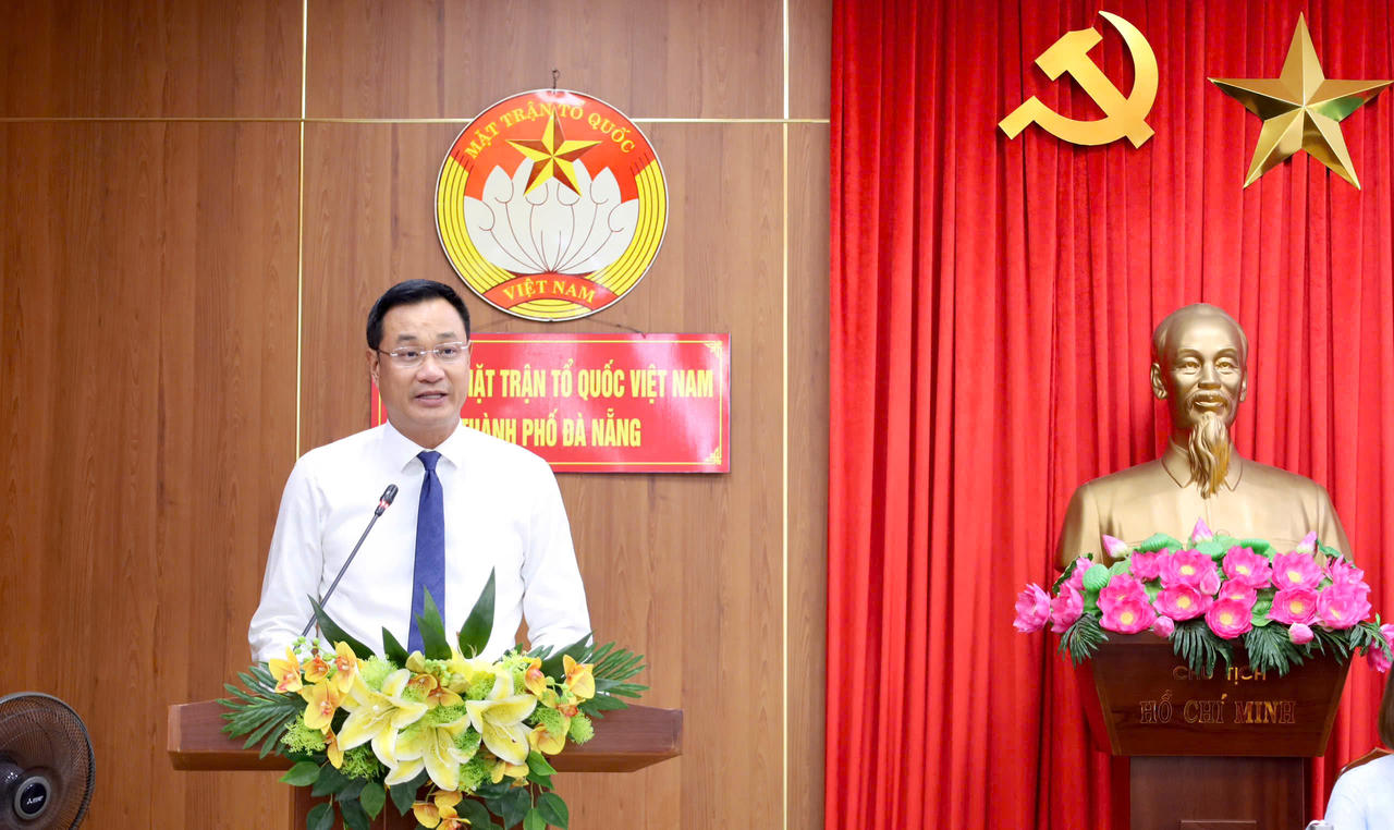  Bí thư Thành ủy Lê Ngọc Quang phát biểu giao nhiệm vụ đối với Chủ tịch Ủy ban Mặt trận Tổ quốc Việt Nam thành phố (trang thông tin điện tử Mặt trận)