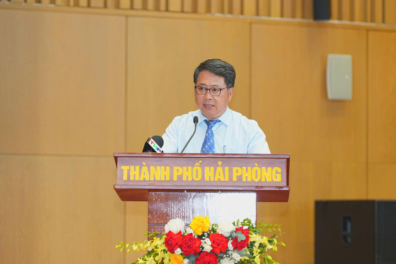 Ông Nguyễn Thành Hưng, Giám đốc Sở Xây dựng trả lời chất vấn (ảnh Đàm Thanh)
