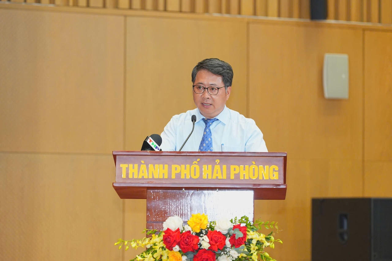 Giám đốc Sở Xây dựng Hải Phòng Nguyễn Thành Hưng trả lời chất vấn của đại biểu HĐND TP. (Ảnh ĐT)