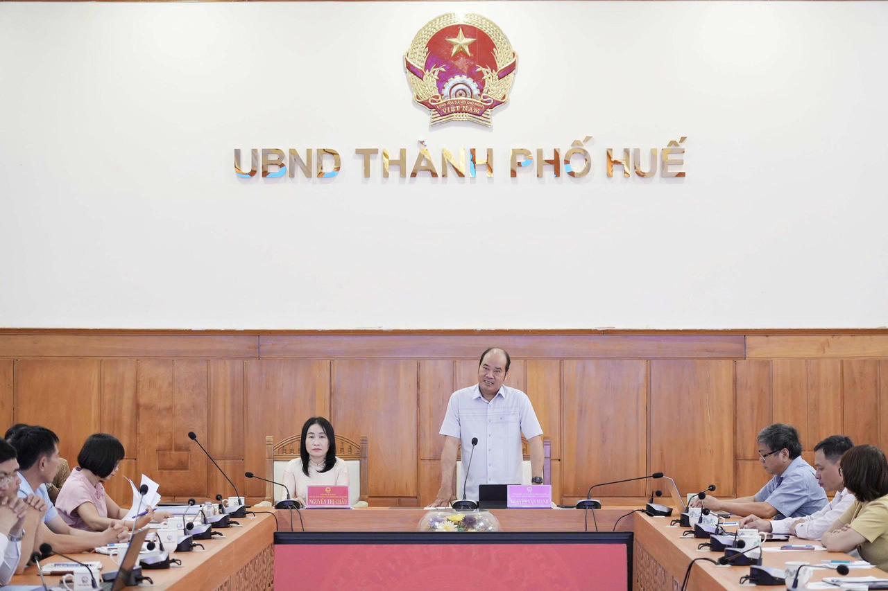 Phó Chủ tịch UBND TP Huế Nguyễn Văn Mạnh khẳng định, chuyển đổi số trong công tác PBGDPL không chỉ là xu thế tất yếu mà còn là giải pháp quan trọng nhằm nâng cao hiệu quả tuyên truyền, góp phần xây dựng xã hội thượng tôn pháp luật. (Ảnh: Thùy Nhung).