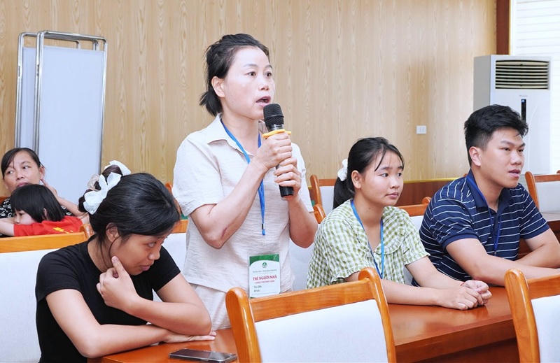 Đại diện người nhà bệnh nhân đang điều trị nội trú tại Trung tâm phát biểu ý kiến tại hội nghị (Ảnh: TTYT Cẩm Khê).