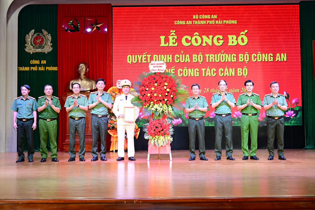 Thiếu tướng Bùi Quang Bình, Giám đốc CATP và các đồng chí trong Ban Giám đốc CATP tặng hoa chúc mừng Đại tá Nguyễn Bình Khánh, Phó Giám đốc CATP  (Ảnh Công an TP)