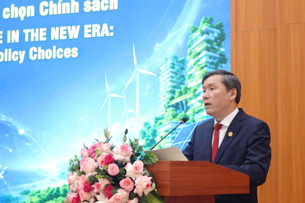 GS.TS. Lê Văn Lợi, Chủ tịch Viện Hàn lâm Khoa học xã hội Việt Nam phát biểu đề dẫn Hội thảo.