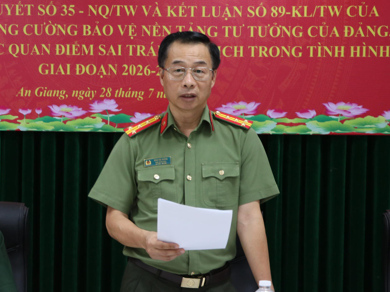 Đại tá Đào Hải Đăng, Phó Giám đốc Công an tỉnh phát biểu tại hội nghị ký kết. Ảnh: Tiến Dũng