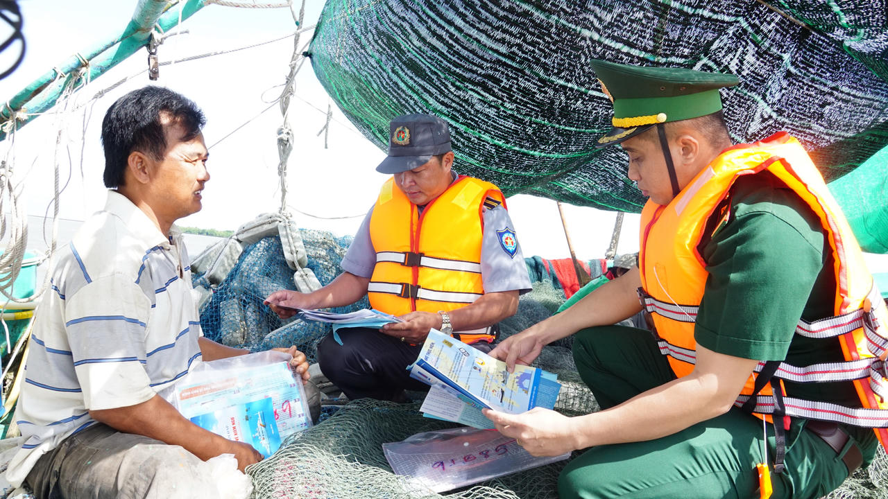 BĐBP Cà Mau phối hợp Chi cục Kiểm ngư kiểm tra, tuyên truyền quy định khai thác thủy sản, góp phần minh bạch nghề cá, nâng cao truy xuất nguồn gốc và hướng tới mục tiêu gỡ cảnh báo "thẻ vàng" EC (Ảnh: Trọng Nghĩa).