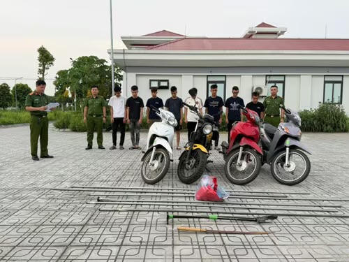 Khởi tố 27 thanh, thiếu niên mang hung khí gây náo loạn đường phố ở Hưng Yên