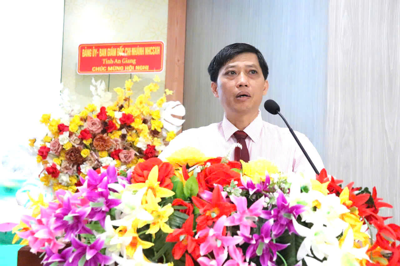 Bí thư Đảng ủy, Giám đốc NHCSXH tỉnh An Giang phát biểu tại cuộc họp cơ quan bàn triển khai nhiệm vụ 6 tháng cuối năm 2026.