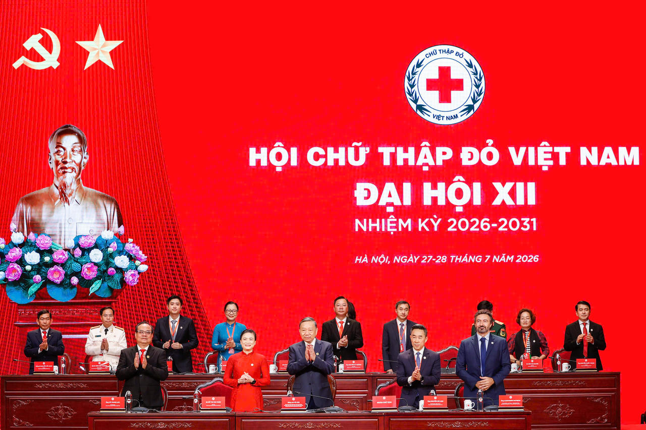 Tổng Bí thư, Chủ tịch nước Tô Lâm giữ cương vị Chủ tịch Danh dự Hội Chữ thập đỏ Việt Nam cùng Đoàn Chủ tịch tại Đại hội đại biểu toàn quốc Hội Chữ thập đỏ Việt Nam lần thứ XII, nhiệm kỳ 2026-2031.(Ảnh trong bài: Hội Chữ thập đỏ Việt Nam)