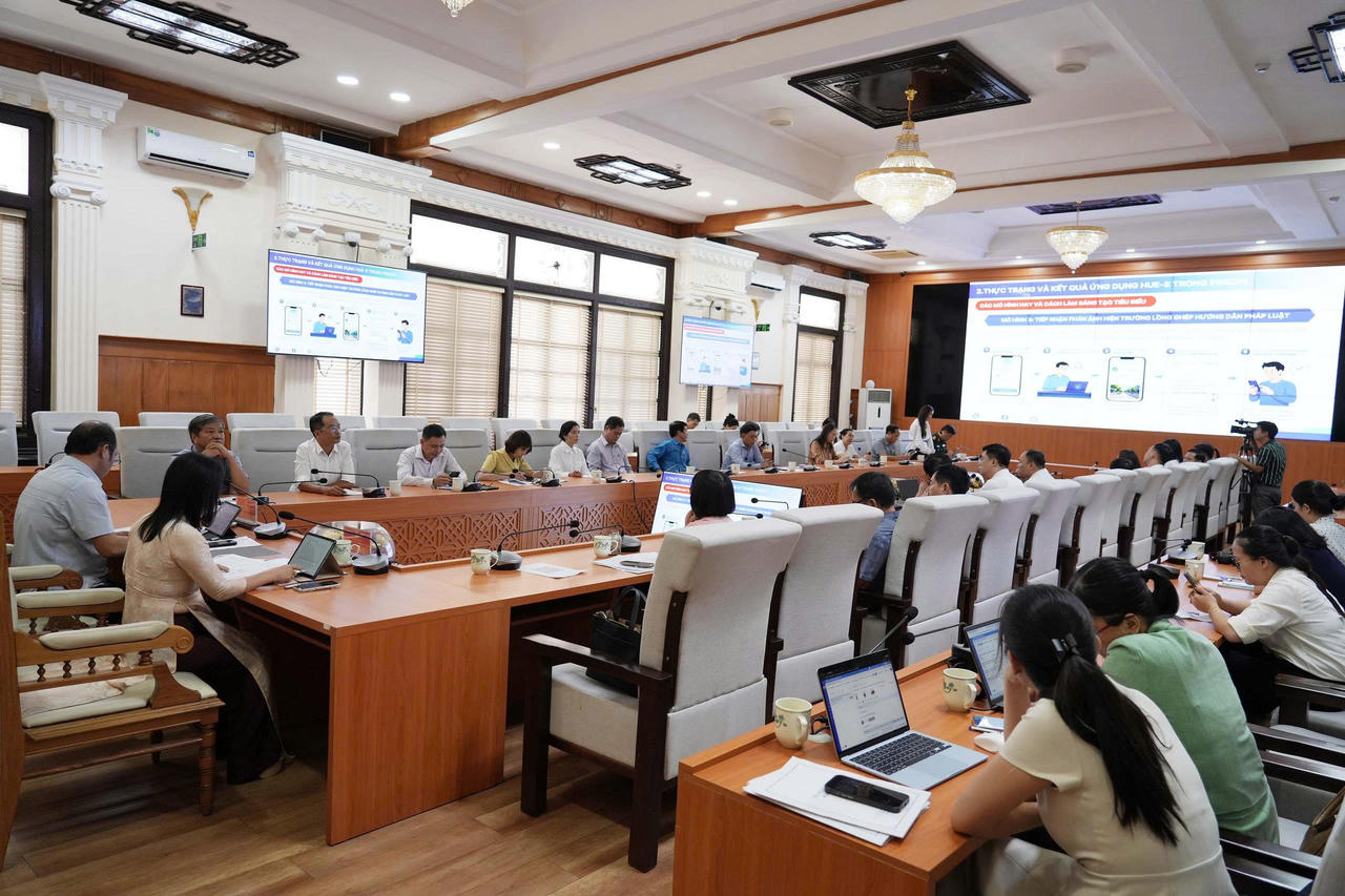 Các đại biểu tham gia phiên họp 