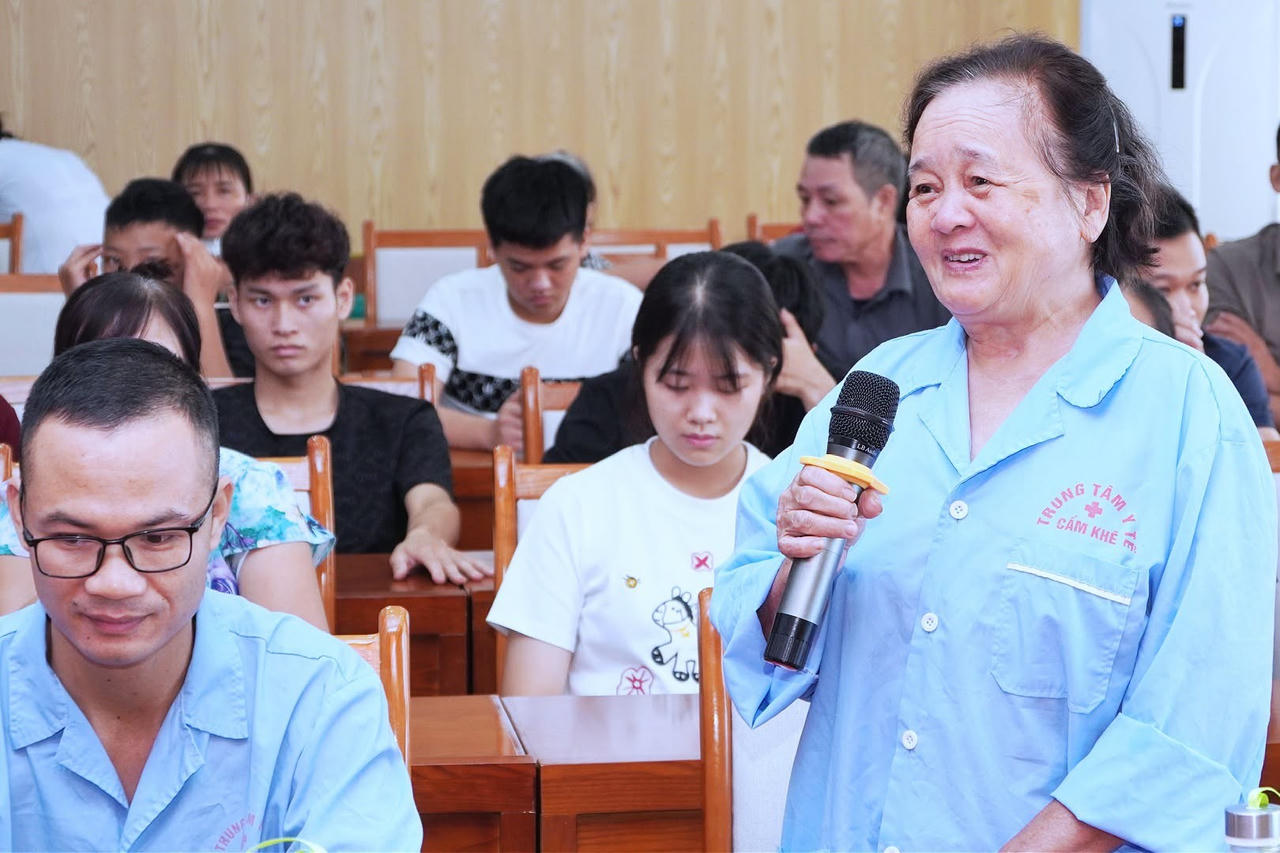 Đại diện người bệnh phát biểu ý kiến tại hội nghị (Ảnh: TTYT Cẩm Khê).