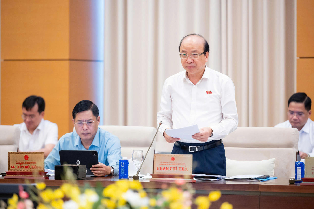 Chủ nhiệm Ủy ban Pháp luật và Tư pháp Phan Chí Hiếu báo cáo thẩm tra sơ bộ.