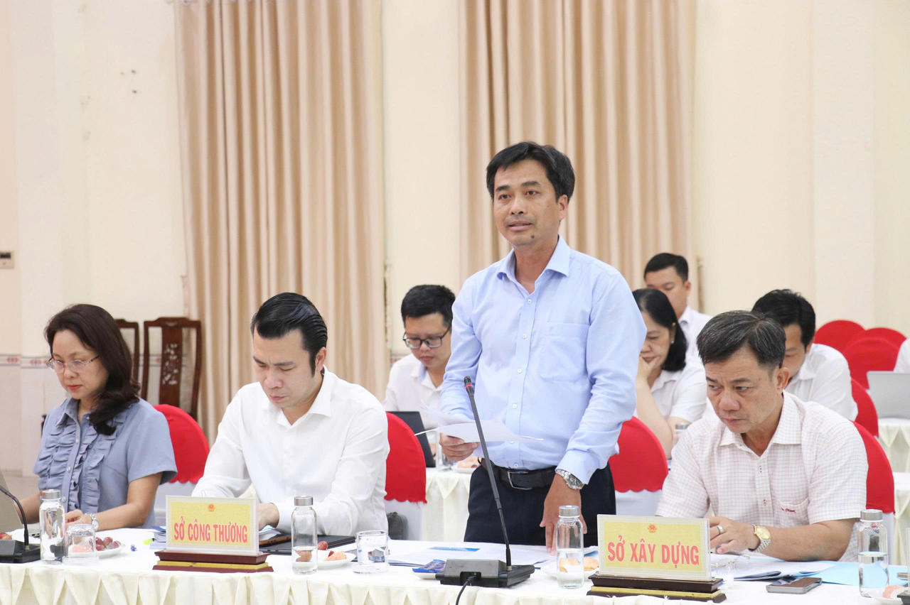 Ông Trần Thanh Toản - Phó Giám đốc Sở Công thương tỉnh Tây Ninh báo cáo với đoàn công tác. Ảnh: Lê Lối