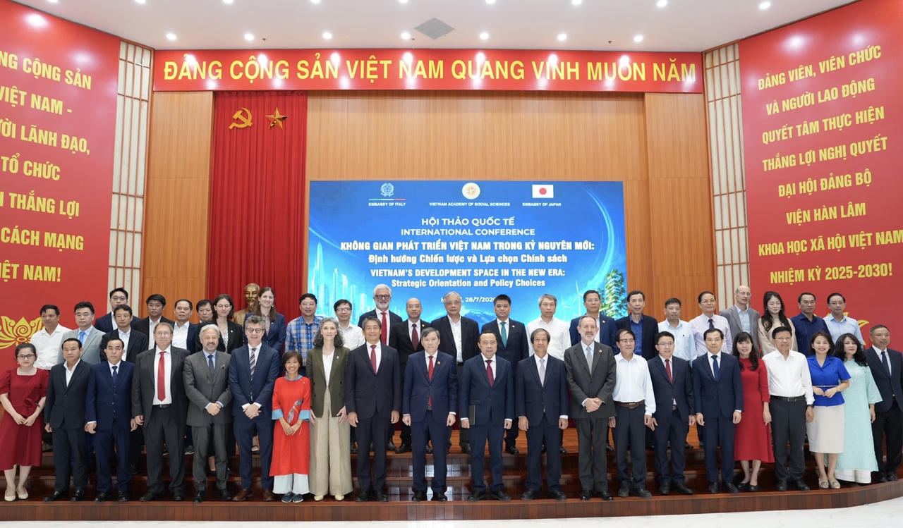 Các đại biểu chụp ảnh lưu niệm. (Ảnh: MST)