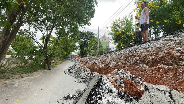 Đường và kè ở Quảng Trị bất ngờ lún sụt, nghi do vỡ túi bùn dưới chân công trình