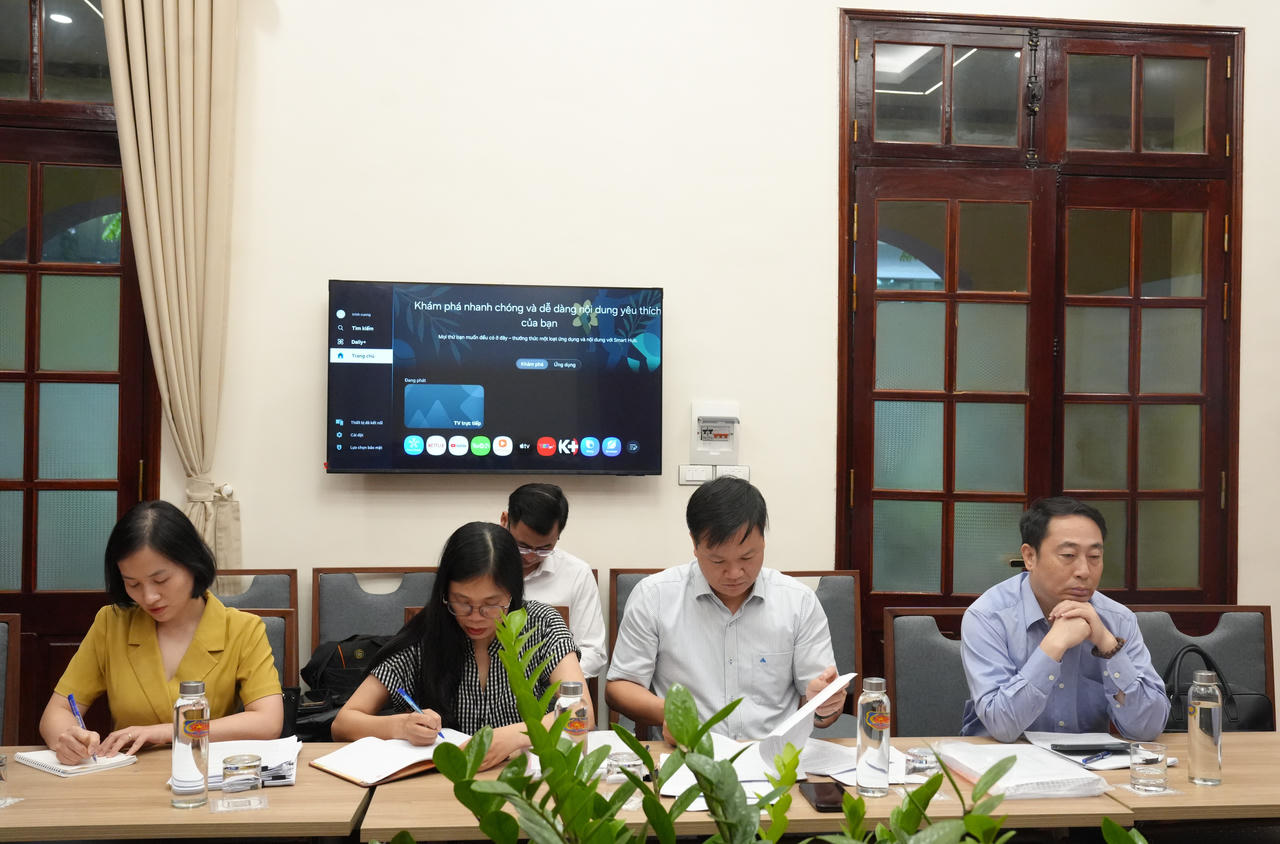 Cục trưởng Cục Đăng ký giao dịch bảo đảm và Bồi thường Nhà nước Lê Vệ Quốc (bên phải) và công chức, viên chức của Cục.