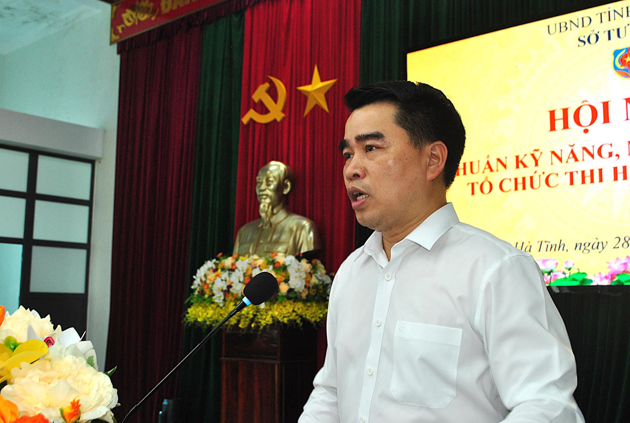 Ông Đinh Văn Hồng, Phó Giám đốc Sở Tư pháp Hà Tĩnh phát biểu khai mạc hội nghị.