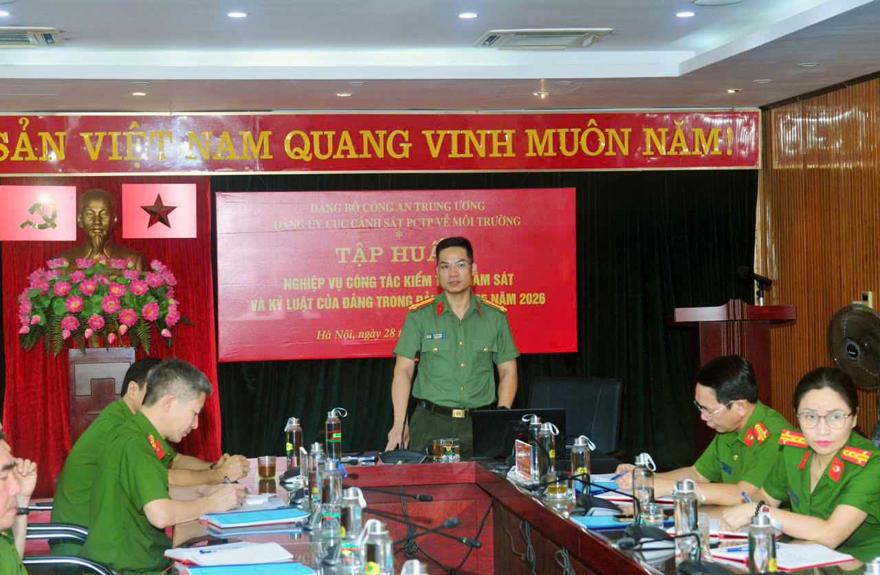 Thượng tá Lê Hải Hưng, Cơ quan Ủy ban Kiểm tra Đảng ủy Công an Trung ương truyền đạt một số nội dung trong buổi tập huấn. (Ảnh: C05)