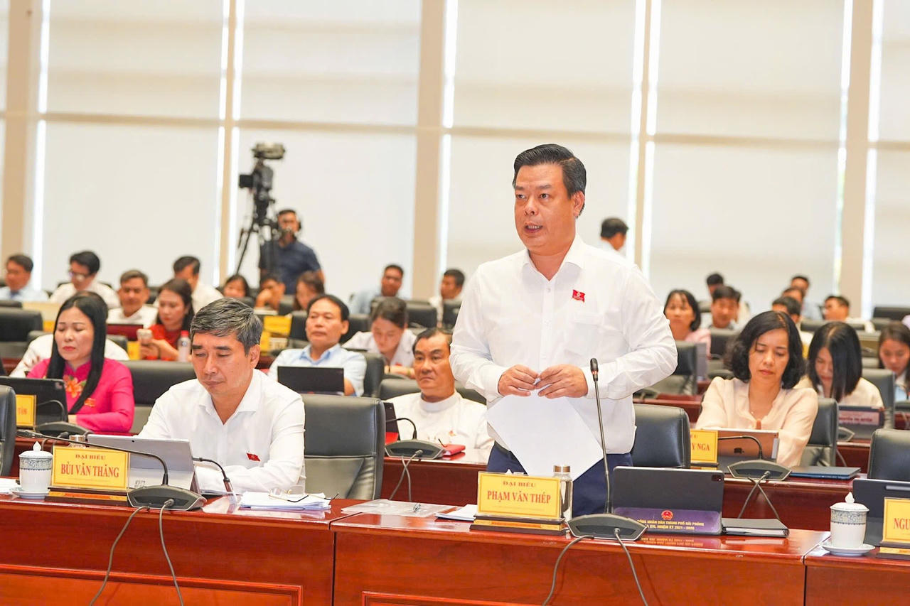 Trưởng Ban Quản lý Khu kinh tế Hải Phòng Phạm Văn Thép làm rõ các giải pháp thu hút đầu tư và phát triển nguồn nhân lực. (ảnh Cổng TTTP)
