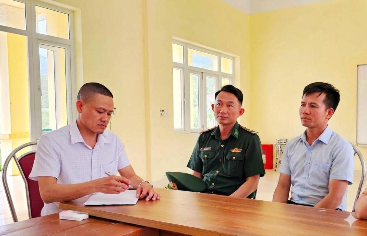 Bí thư Chi bộ bản Bắc Phong Sinh, xã Quảng Đức Lỷ Hùng Quyết trao đổi với phóng viên Báo Pháp luật Việt Nam. (Ảnh: Đinh Hùng)
