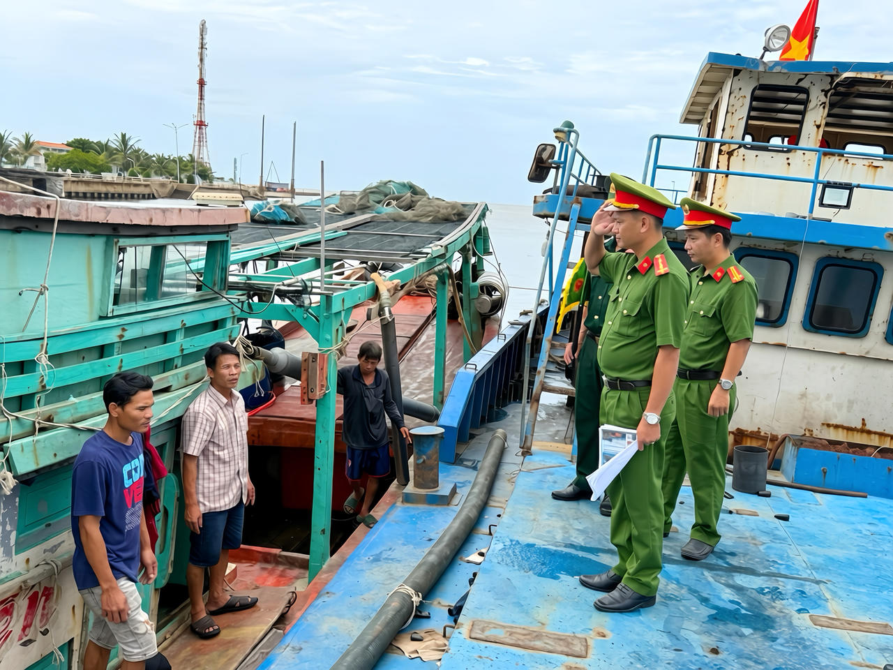 Lực lượng Công an và BĐBP kiểm tra hành chính, giấy tờ và test nhanh ma túy đối với thuyền viên theo phương châm "đi từng bến, đến từng tàu" (Ảnh: Trọng Nguyễn).