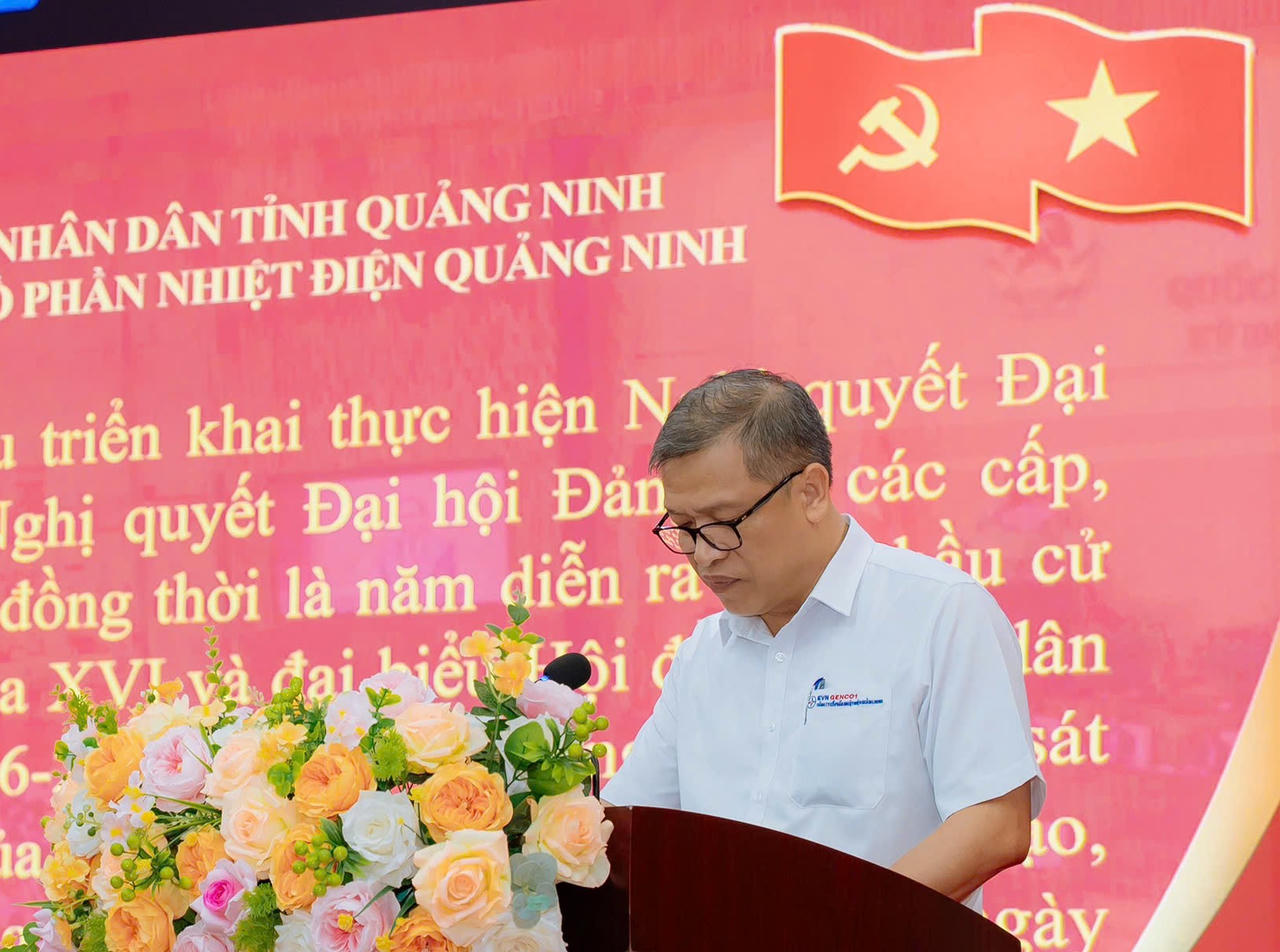Ông Nguyễn Việt Dũng - Phó Bí thư thường trực Đảng ủy, Tổng giám đốc Công ty trình bày Báo cáo sơ kết công tác Đảng 6 tháng đầu năm 2026 tại Hội nghị. (Ảnh: Đơn vị cung cấp)