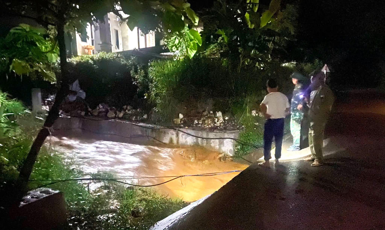 Mưa lớn kéo dài khiến nguy cơ sạt lở đất tại thôn San Lùng gia tăng. (Ảnh: Xã Bản Xèo)