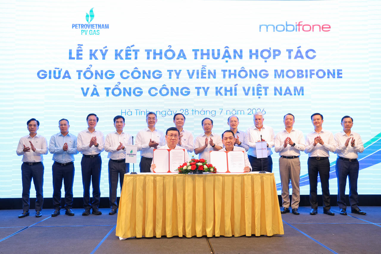 Đại diện PV GAS và MobiFone ký Thỏa thuận hợp tác.