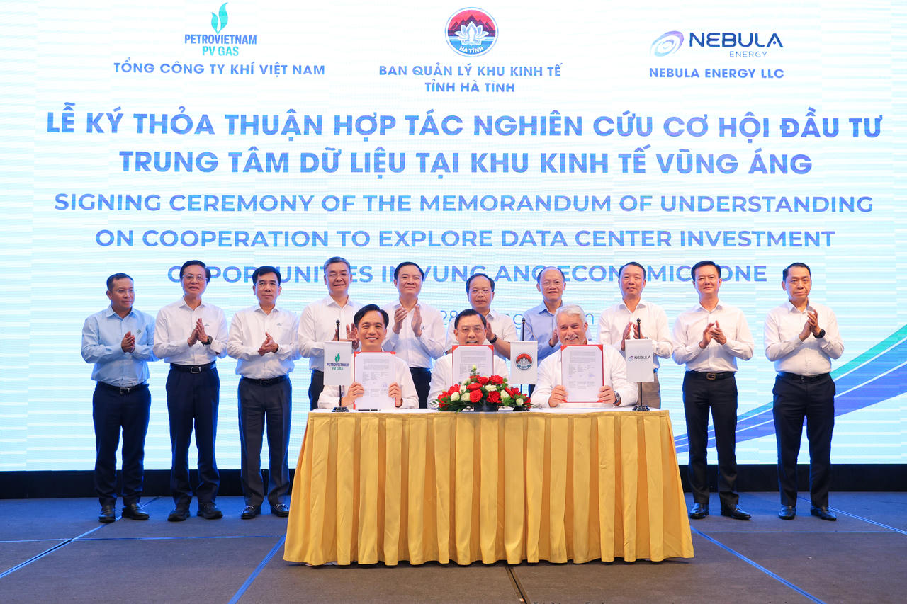 Đại diện PV GAS, Ban Quản lý Khu kinh tế tỉnh Hà Tĩnh và Nebula Energy ký Thỏa thuận hợp tác.