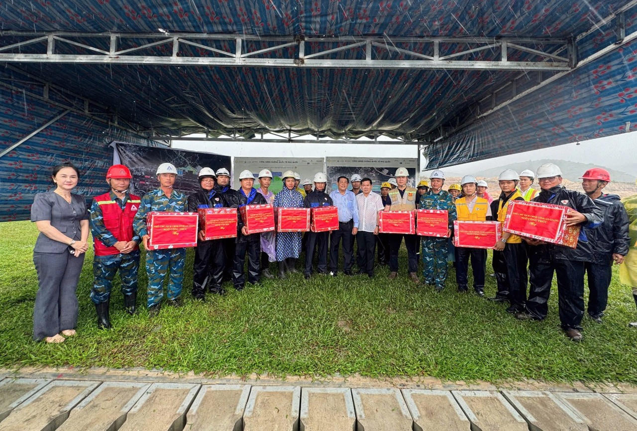Lãnh đạo tỉnh An Giang và đặc khu chụp ảnh lưu niệm cùng các cán bộ, công nhân làm dự án mở rộng Cảng hàng không quốc tế Phú Quốc. Ảnh: Hoàng Dung