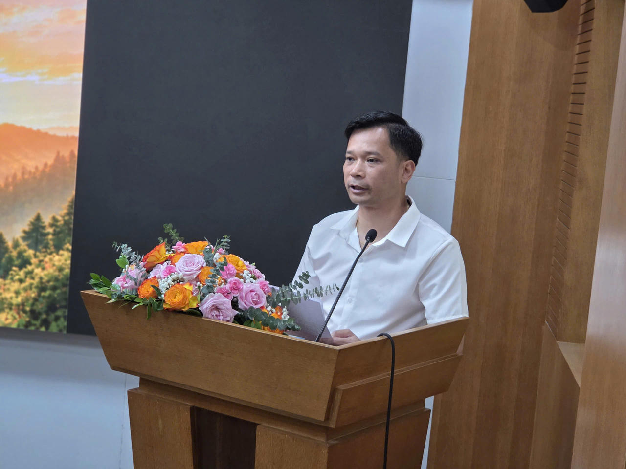 Ông Trần Văn Công, Phó Giám đốc Sở Văn hóa, Thể thao và Du lịch tỉnh Lai Châu thông tin tại họp báo.
