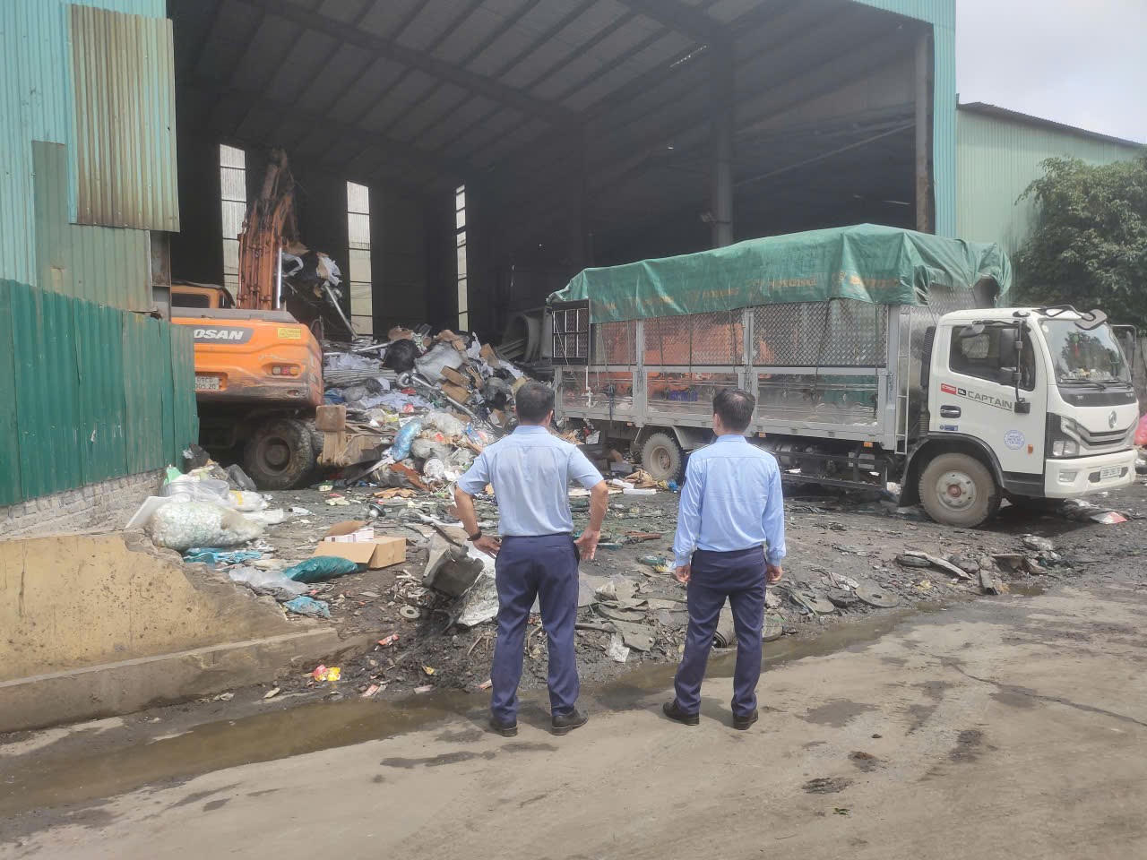 Lực lượng chức năng giám sát tiêu hủy gần 76.000 hộp bột rau vi phạm của Công ty Cổ phần Sản xuất và Thương mại Eherbal.