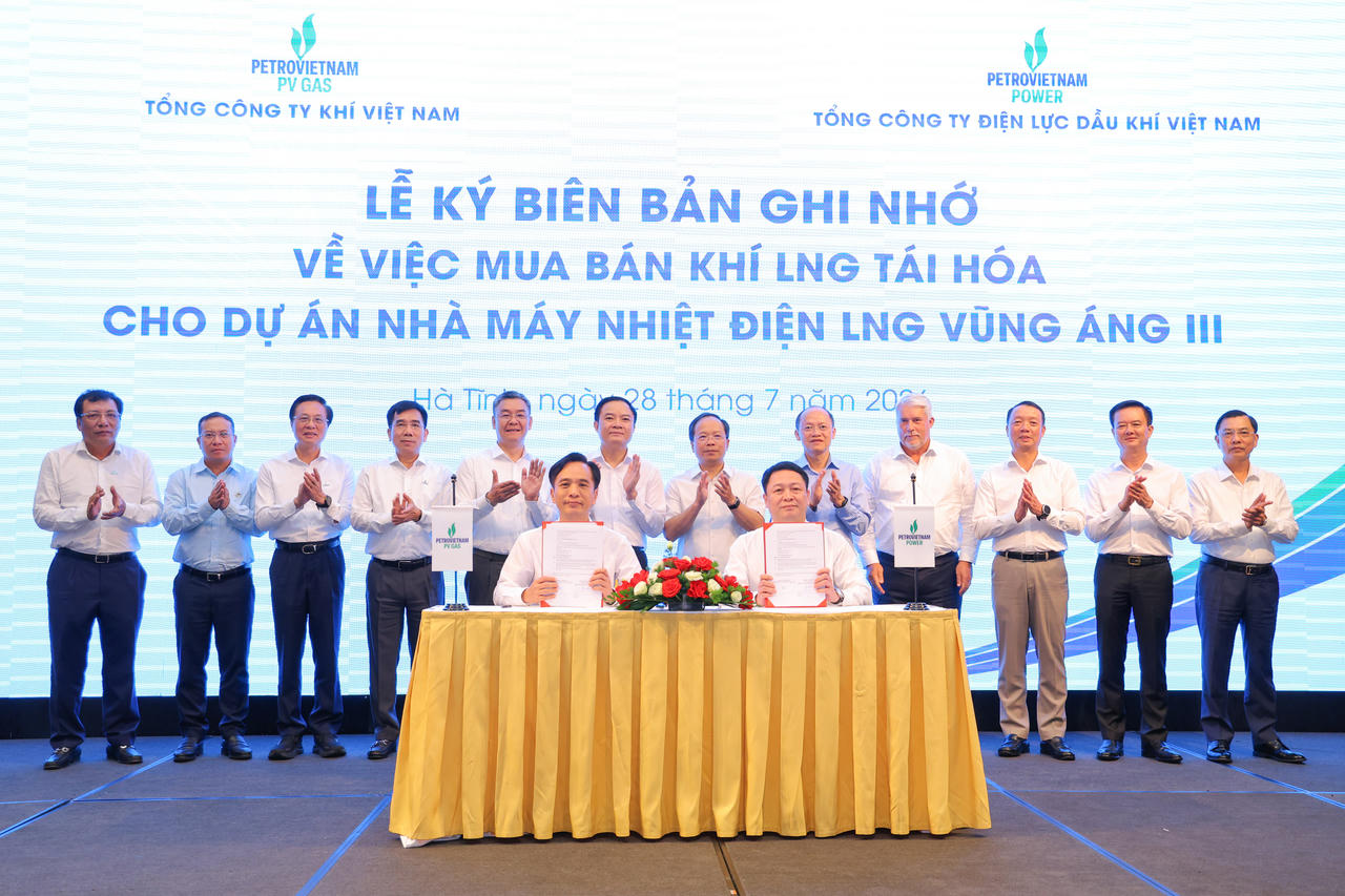 Đại diện PV GAS và PV Power ký Biên bản ghi nhớ.