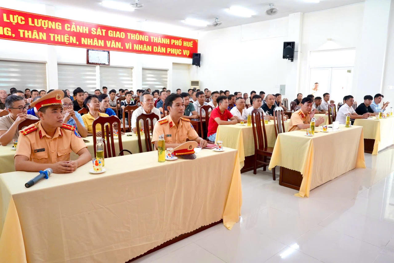 Hơn 100 lái xe của các doanh nghiệp kinh doanh vận tải tham dự buổi tuyên truyền. (Ảnh: Trần Hồng)