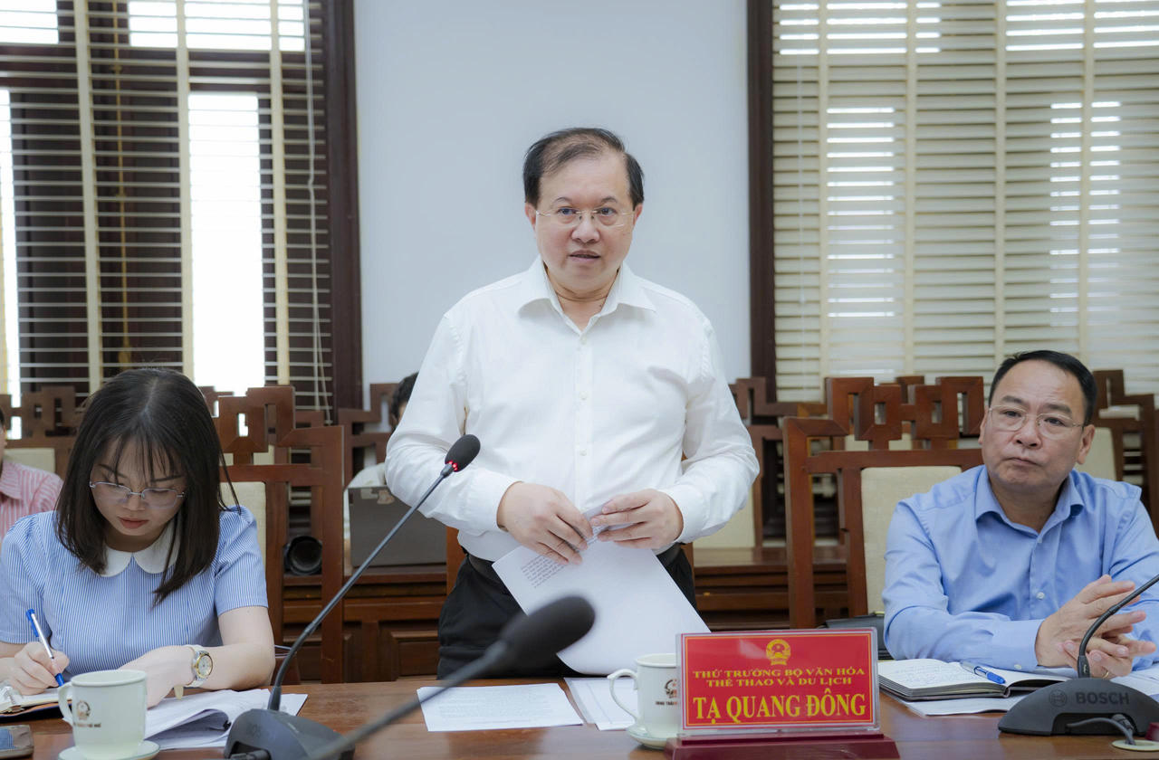 Thứ trưởng Bộ Văn hóa, Thể thao và Du lịch Tạ Quang Đông trao đổi tại buổi làm việc.(Ảnh: V. Bốn) 